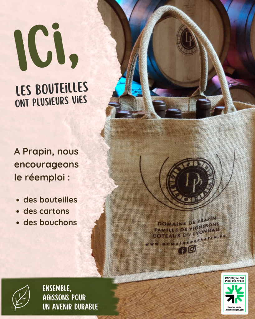Visuel de communication du Domaine de Prapin sur le réemploi des bouteilles. On y voit un sac réutilisable en toile de jute rempli de bouteilles, placé devant des barriques, avec un message qui met en avant plusieurs vies pour les bouteilles, cartons et bouchons, dans une démarche durable.